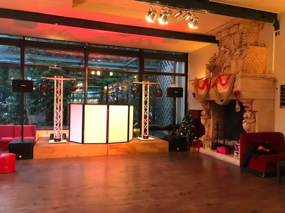 Installation DJ en ambiance rouge