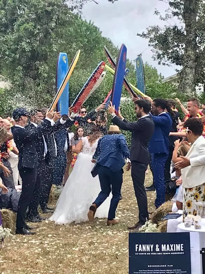 Mariés et invités en pleine fête