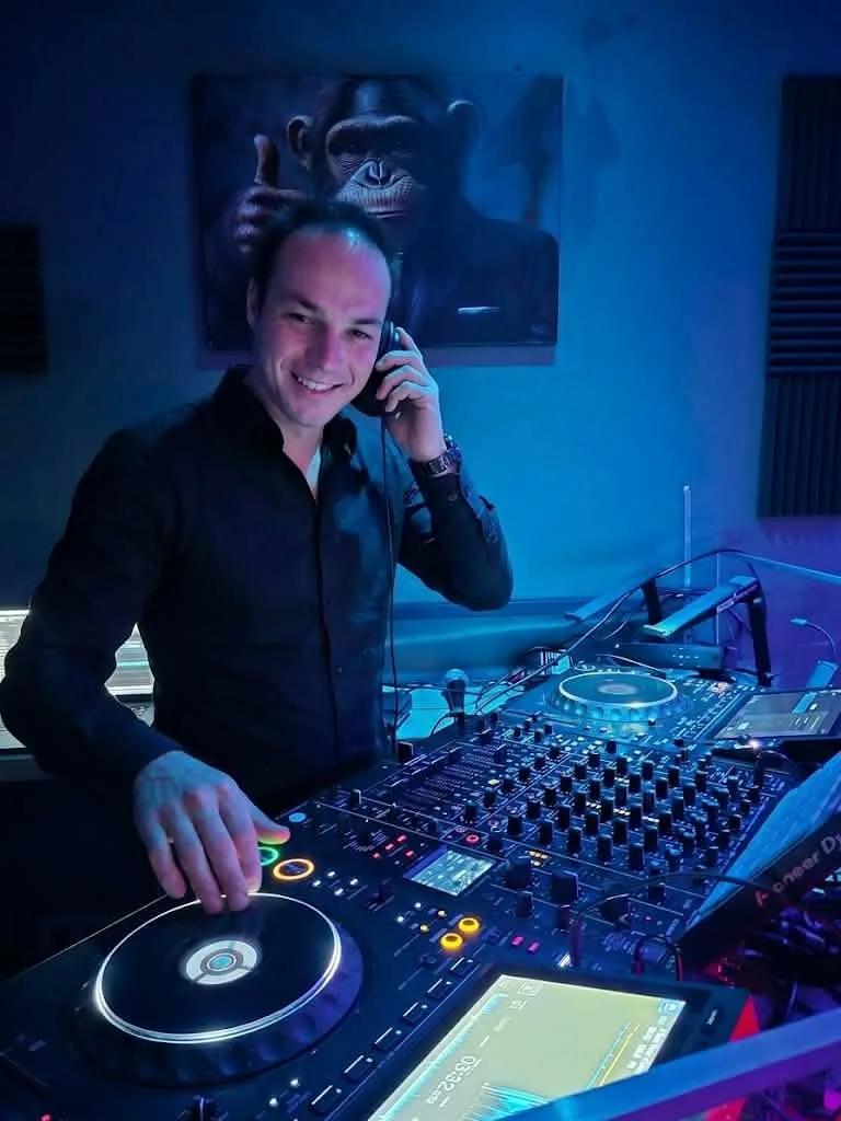 Jordane Manem, DJ animateur et fondateur de JMPRO, aux platines